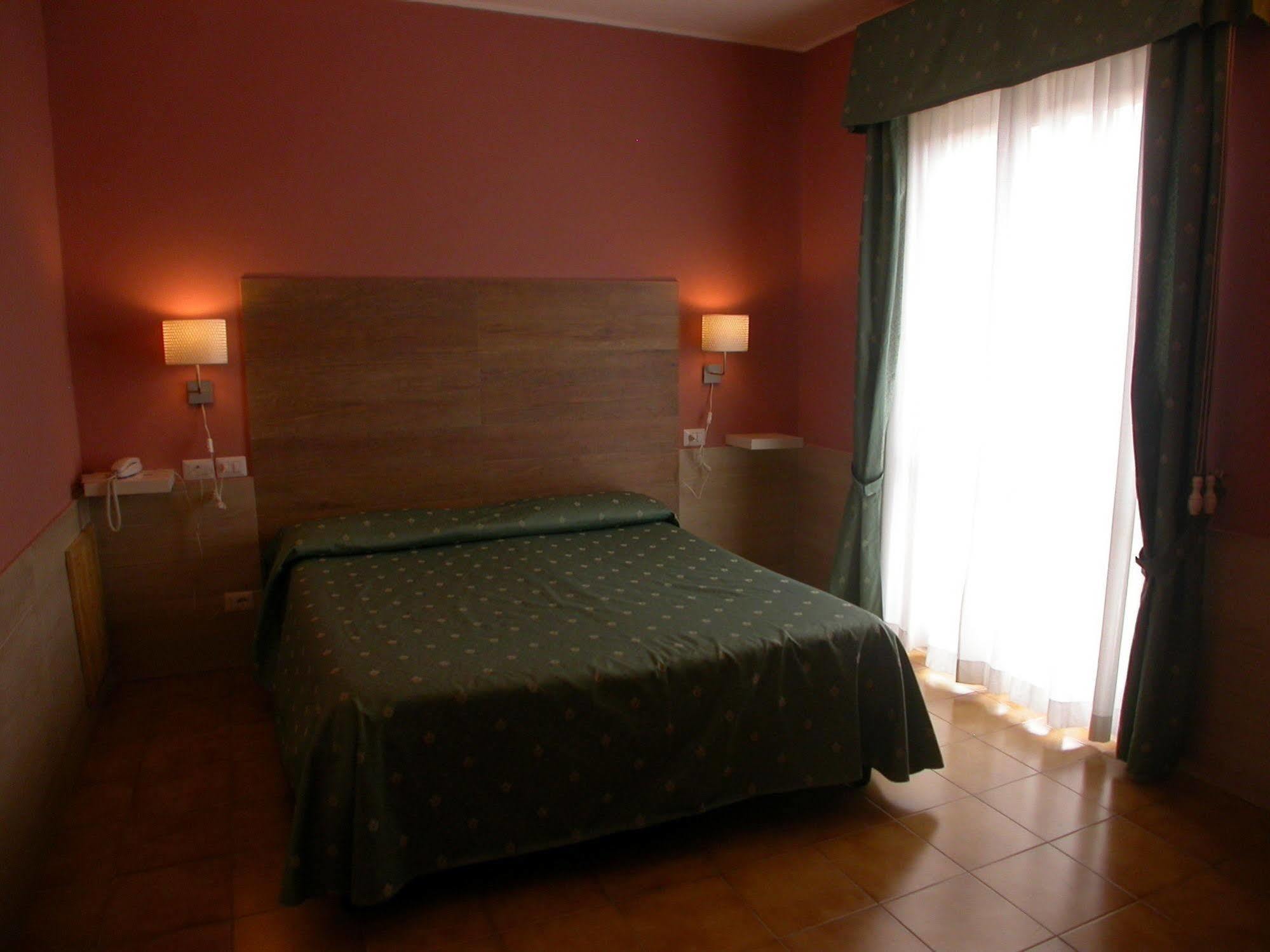 Hotel Il Roscio Attigliano Esterno foto